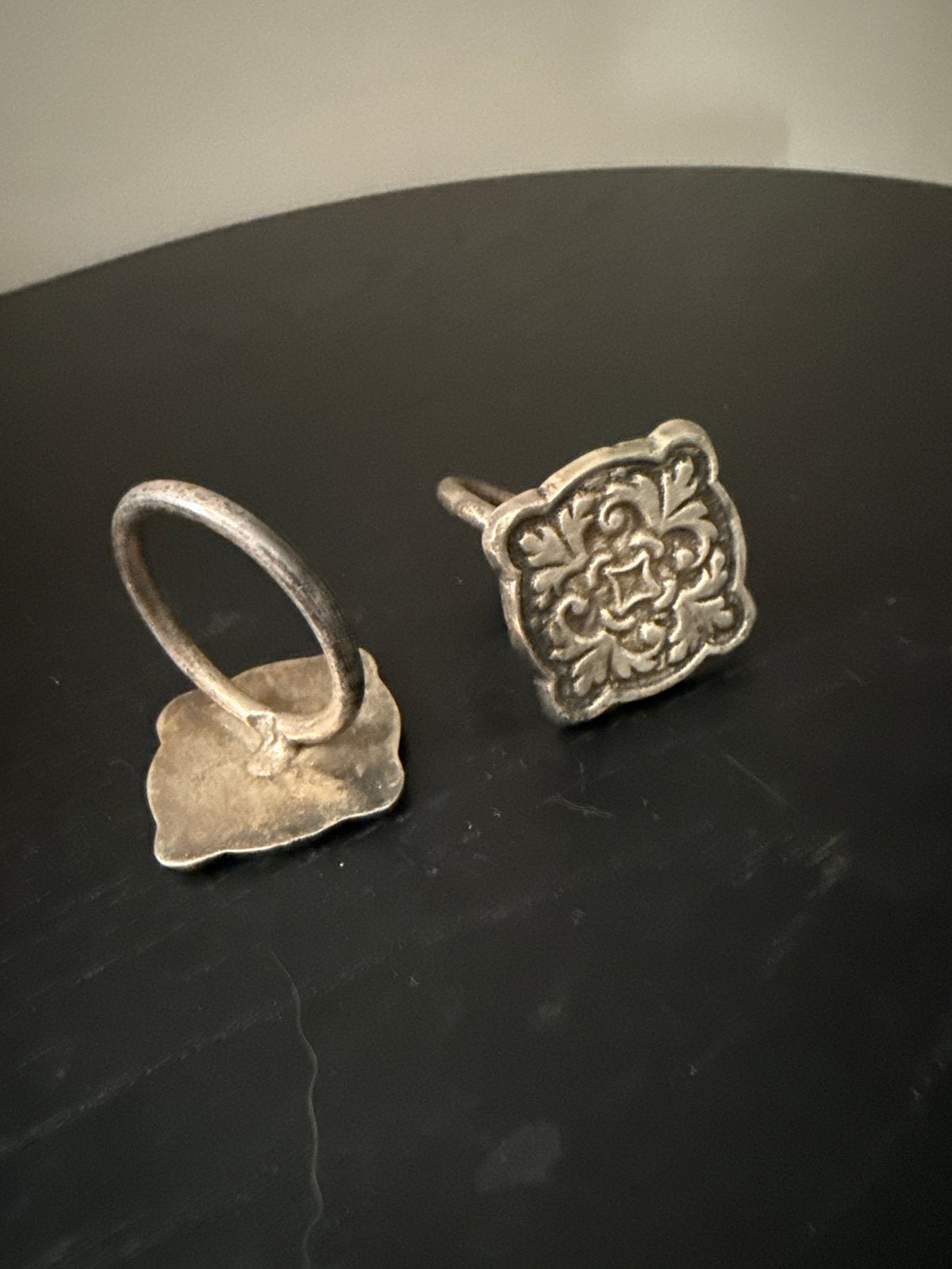 Set van 2 vintage zilverkleurige servetringen, Antiek en Kunst, Antiek | Goud en Zilver, Ophalen of Verzenden, Zilver