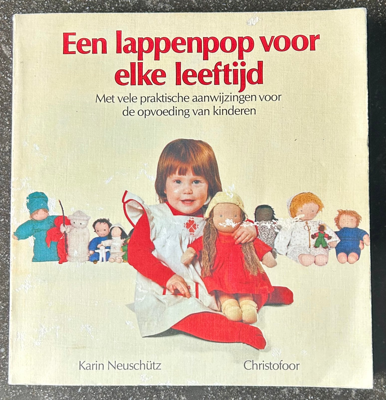 Karin Neuschütz - Een lappenpop voor elke leeftijd, Karin Neuschütz - Christofoor, Ophalen of Verzenden, Zo goed als nieuw, Poppen maken