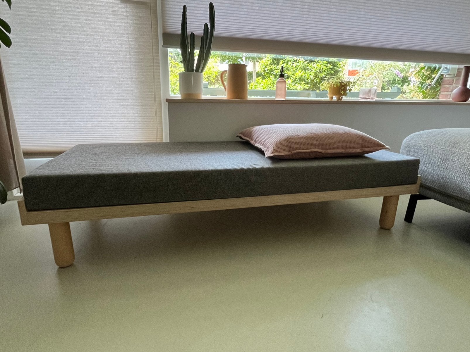 Bankje, daybed 149 x 60 berken multiplex scandinavisch, Huis en Inrichting, Ophalen, Zo goed als nieuw