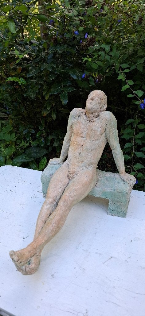 Zittende mannelijke figuratieve sculptuur, Ophalen, Handgemaakt, 20 - 50 cm, Steen of Keramiek