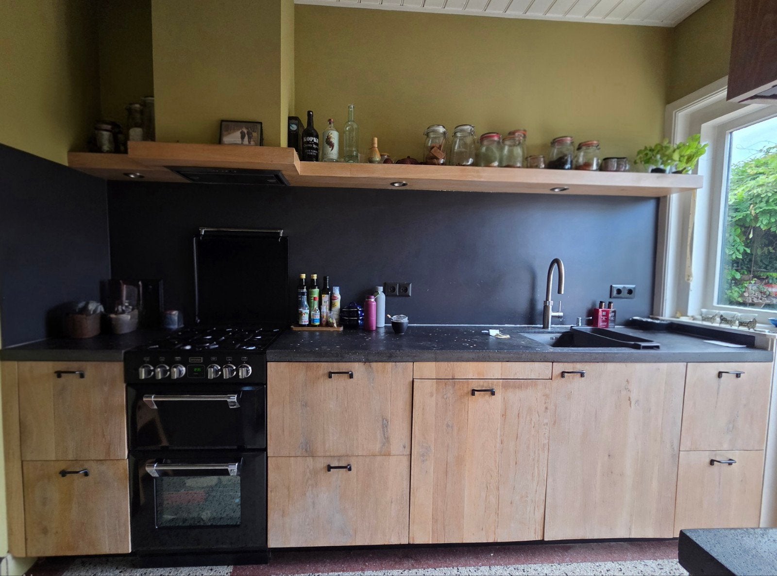 keuken, eikehout en zwart beton, Huis en Inrichting, Keuken | Complete keukens, Ophalen, Gebruikt, Dubbelwandige keuken, Overige kleuren
