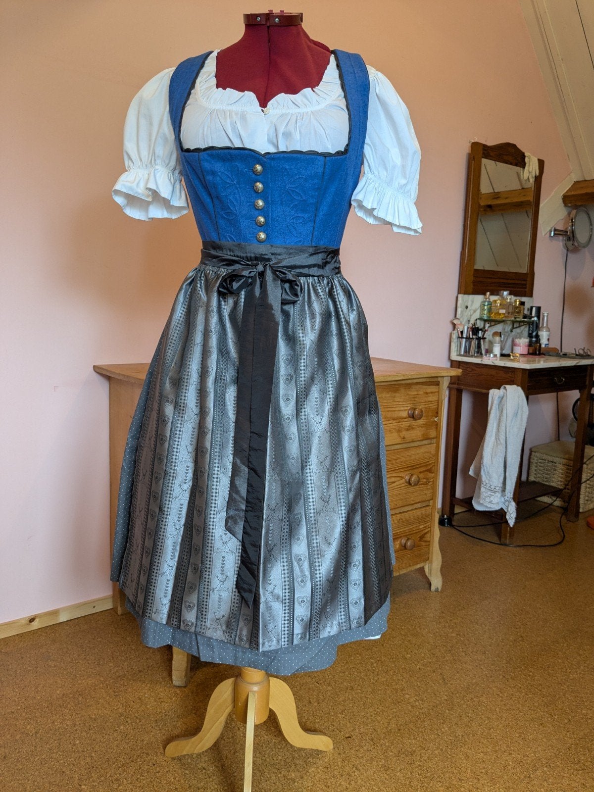 Prachtige complete dirndl outfit, Ophalen of Verzenden, Zo goed als nieuw, Maat 38/40 (M), Overige thema's