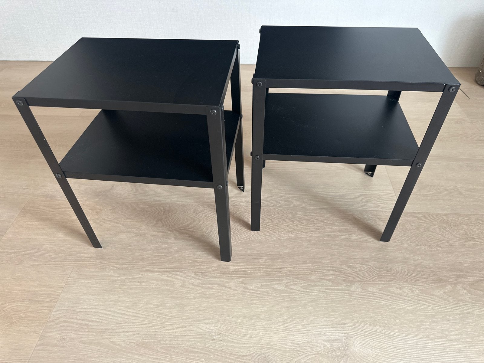 IKEA KNARREVIK Nachtkastje / Bijzettafel Zwart Metaal, Huis en Inrichting, Minder dan 55 cm, Metaal of Aluminium, Zo goed als nieuw