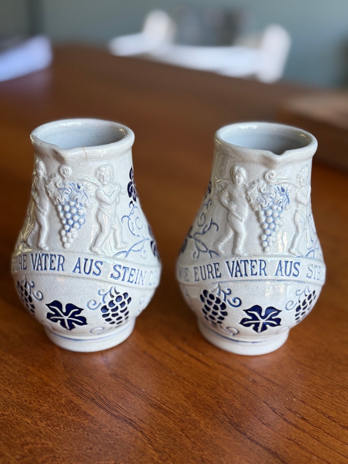 Set van 2 antieke Duitse steengoed kannen met druivenmotief, Antiek en Kunst, Antiek | Vazen, Ophalen