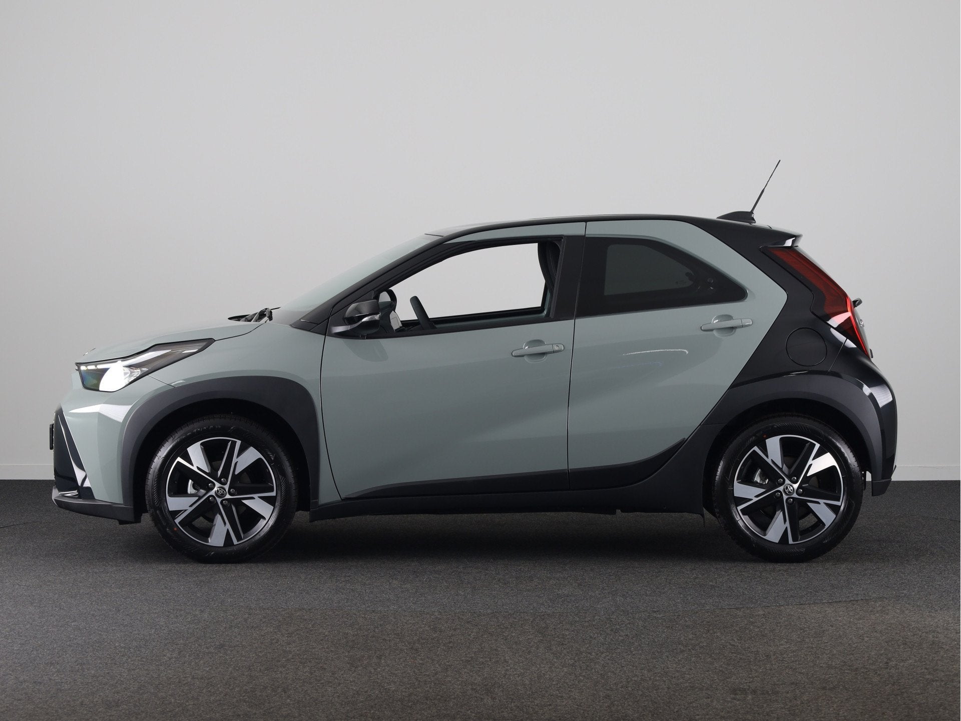 Toyota Aygo X Hybrid 115 pulse + Easy Pack | Keyless Entry |, Auto's, Stof, Zwart, 4 stoelen, 116 pk