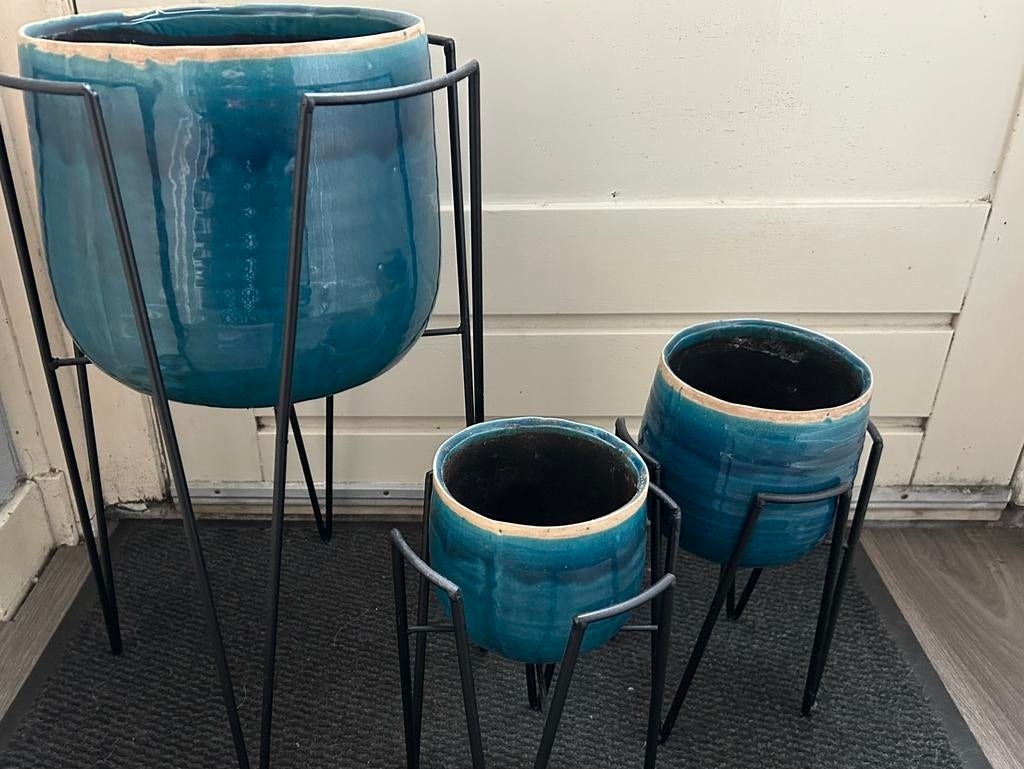 6-delige set: 3 turquoise bloempotten op ijzeren houders, Ophalen, Rond, Zo goed als nieuw, Balkon