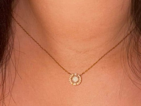 Swarovski Angelic Necklace for sale!, Ophalen, Zo goed als nieuw, Goud, Overige materialen