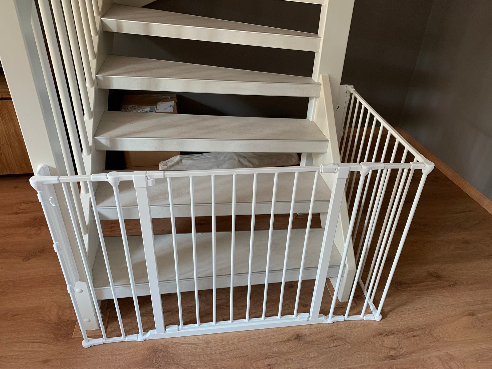 Wit metalen veiligheidshekje van BabyDan Flex met deurtje, Ophalen, Zo goed als nieuw, 115 cm of meer, Metaal of IJzer