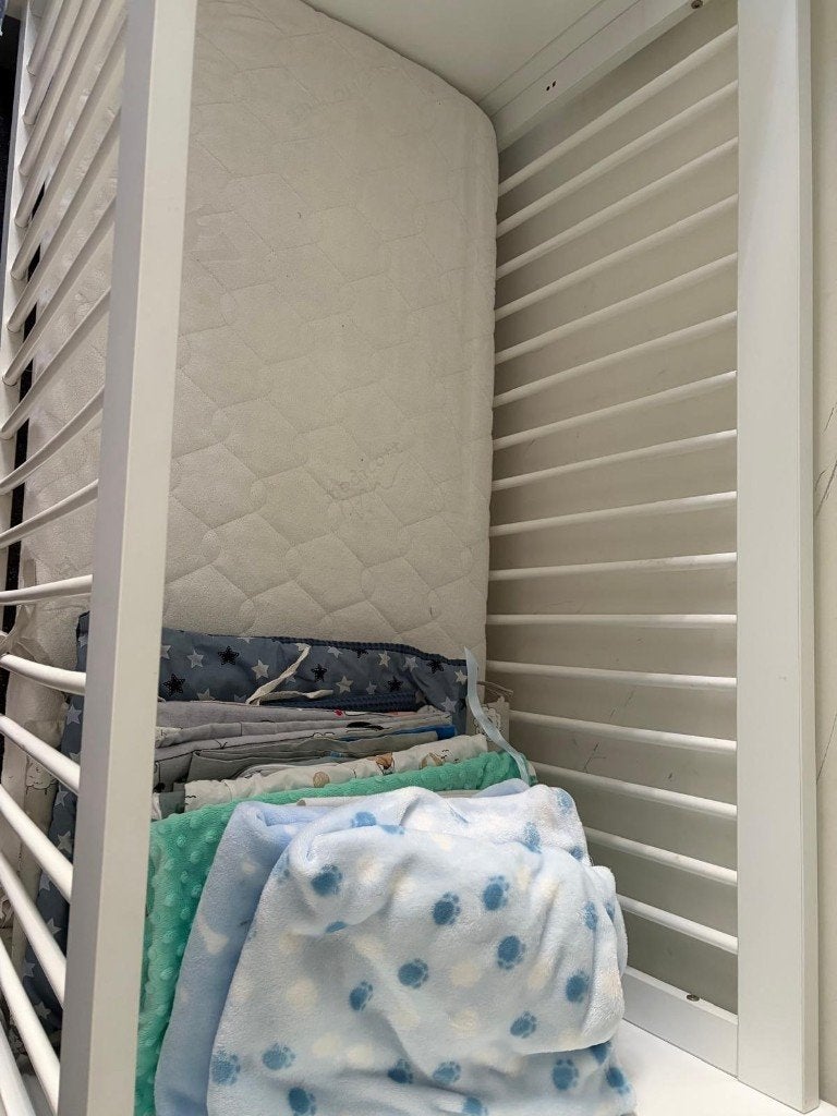 Wit ledikant 60x120 + Medicott matras + beddengoed, Ophalen, Gebruikt, Ledikant
