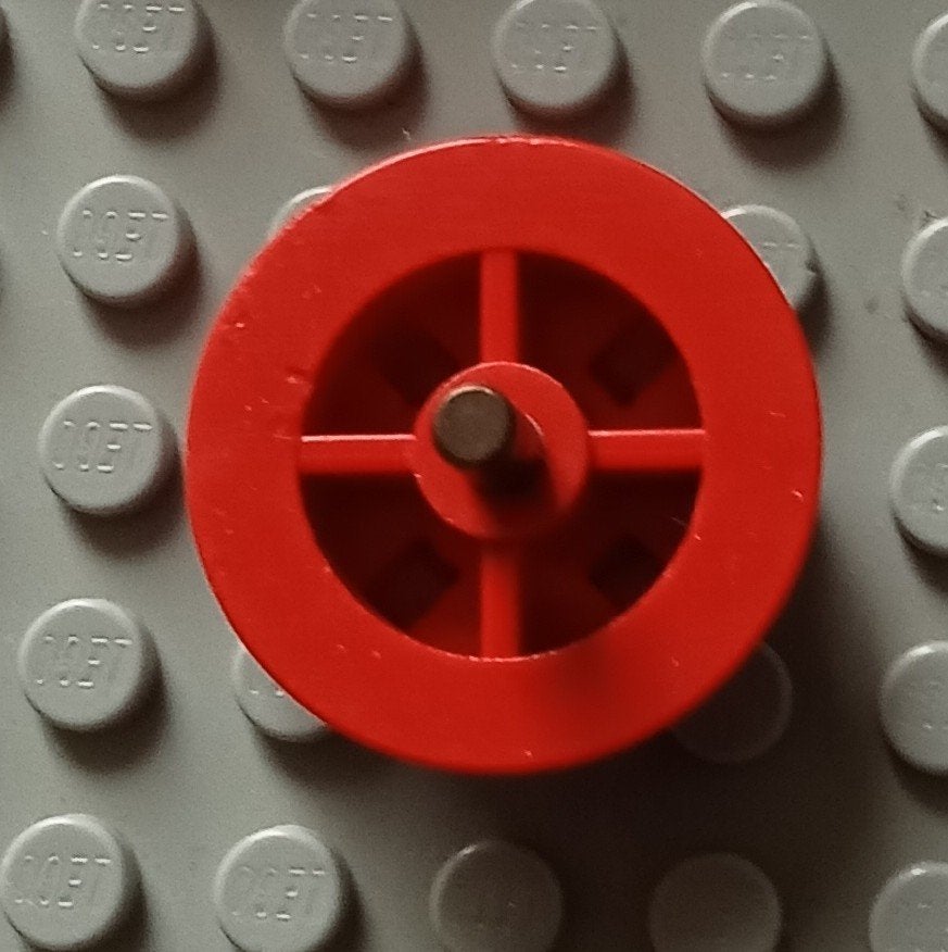 wheel1a (2) 1x red Train Wheel with 2 x 2 Stud Center,, Ophalen of Verzenden, Gebruikt