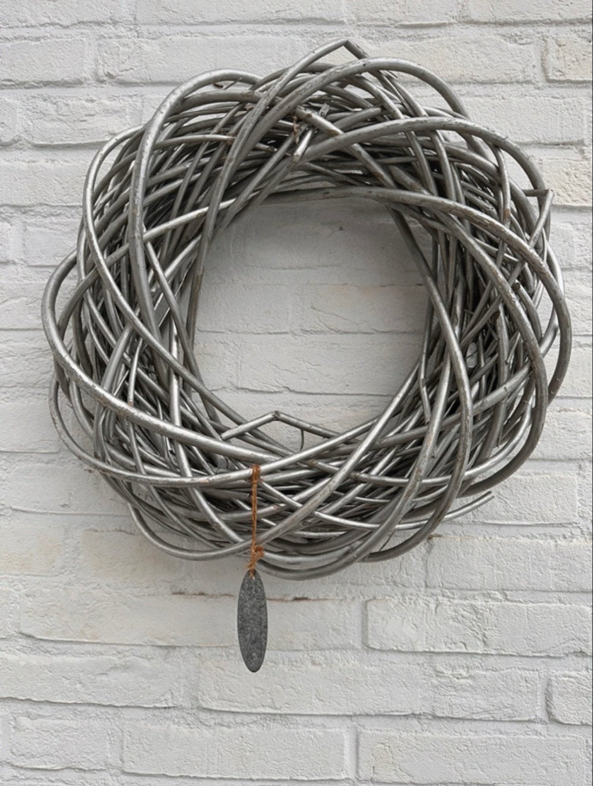 Decoratieve Krans van Gevlochten Takken - Zilverkleurig, Huis en Inrichting, Woonaccessoires | Kransen, Ophalen of Verzenden, Gebruikt