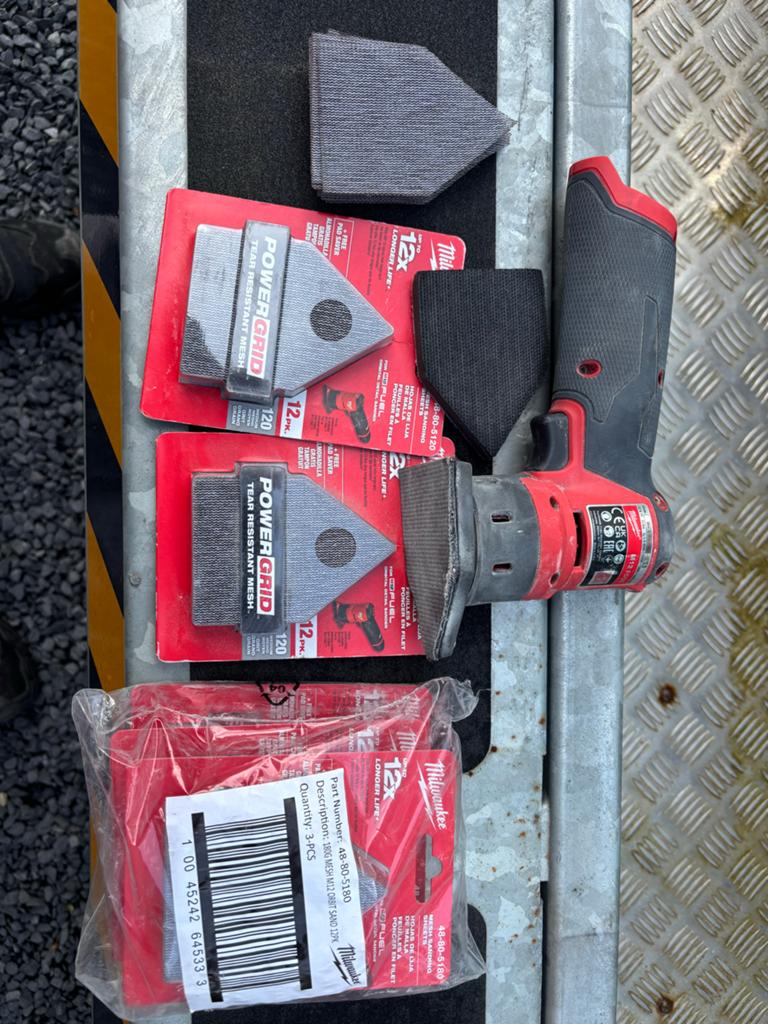 Milwaukee M12 FDSS Vlakschuurmachine met accessoires, Doe-het-zelf en Verbouw, Gereedschap | Schuurmachines, Ophalen of Verzenden