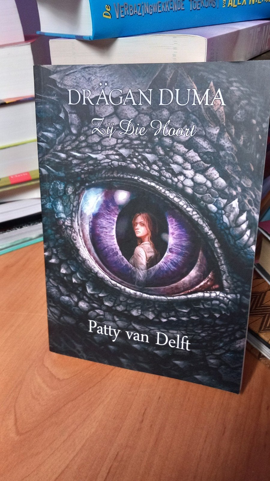 patty van delft Dragan Duma: Zij Die Hoort - Gesigneerd exe, Boeken, Ophalen of Verzenden, Zo goed als nieuw, Patty van Delft