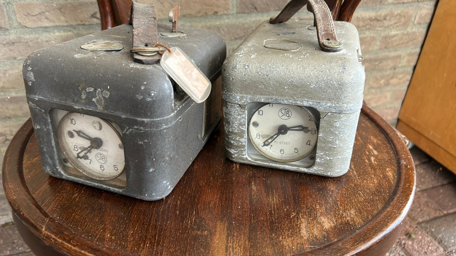 Twee vintage duivenklokken - Authentieke tijdsregistratie, Antiek en Kunst, Ophalen of Verzenden