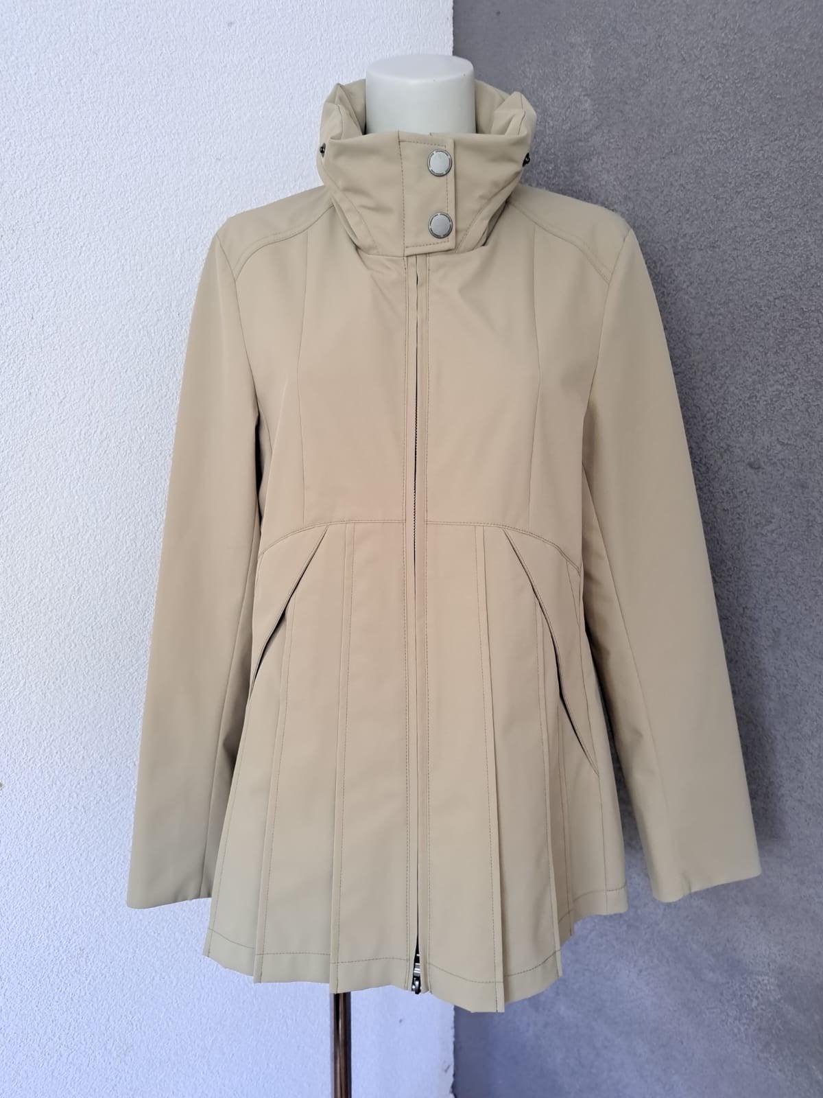 Creenstone jas beige maat 38/40 (M) - Zo goed als nieuw, Kleding | Dames, Ophalen of Verzenden, Nieuw, Maat 38/40 (M), Beige