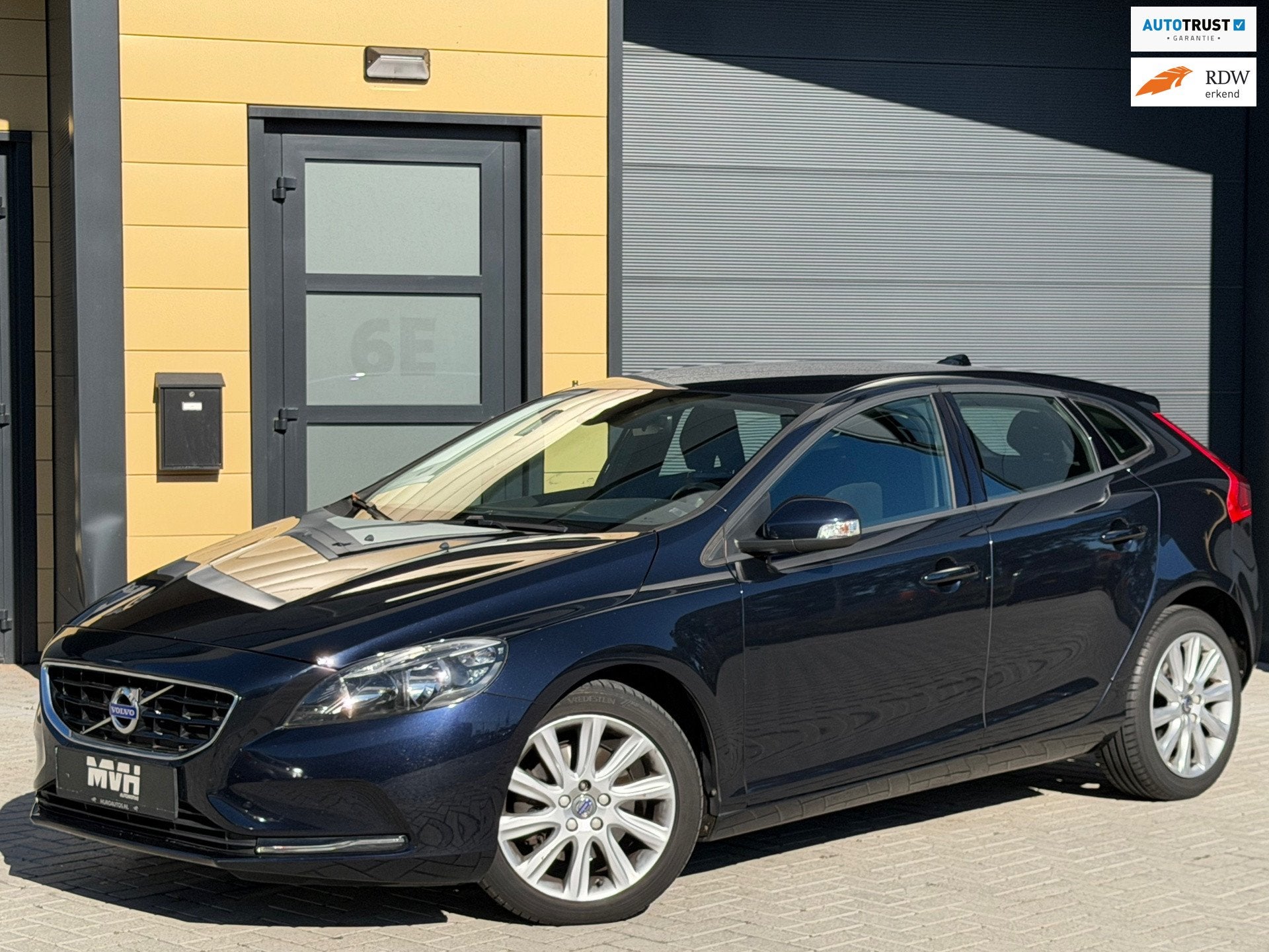 Volvo V40 2015 - 2.0 T2 Summum - Camera - Stoelverwarming -, Voorwielaandrijving, Dealer onderhouden, Stof, Gebruikt