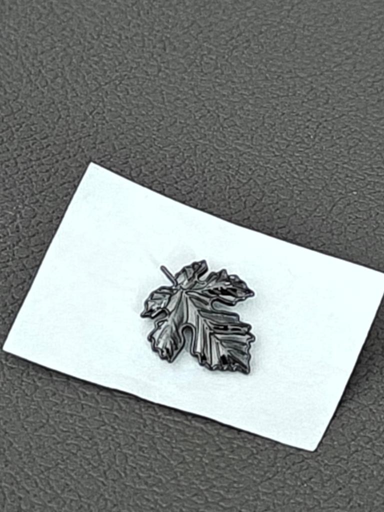 Glanzend Zwart Blad Knoopgat Stekertje, Ophalen of Verzenden