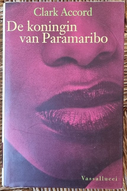 De koningin van Paramaribo - Clark Accord - hardcover - IGST, Boeken, Ophalen of Verzenden, Gelezen, Clark Accord, Wereld overig