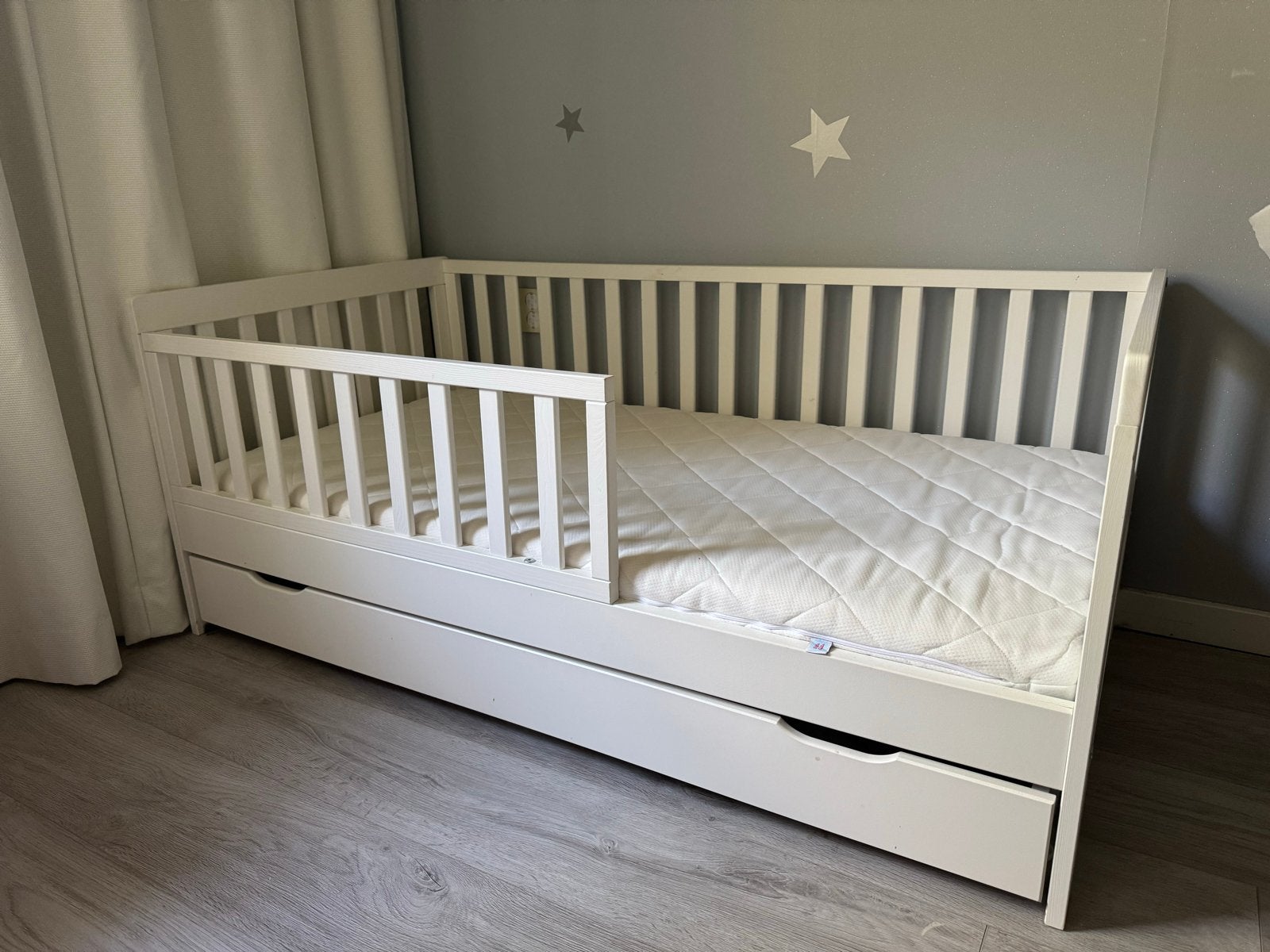 Petit Amelie Peuterbed (140x70) met lade, matras, beddengoed, Ophalen, Zo goed als nieuw, Ledikant