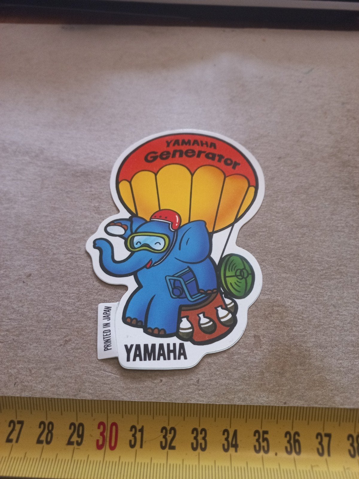 Vintage Yamaha Generator Sticker - Olifant met Parachute, Ophalen of Verzenden, Zo goed als nieuw