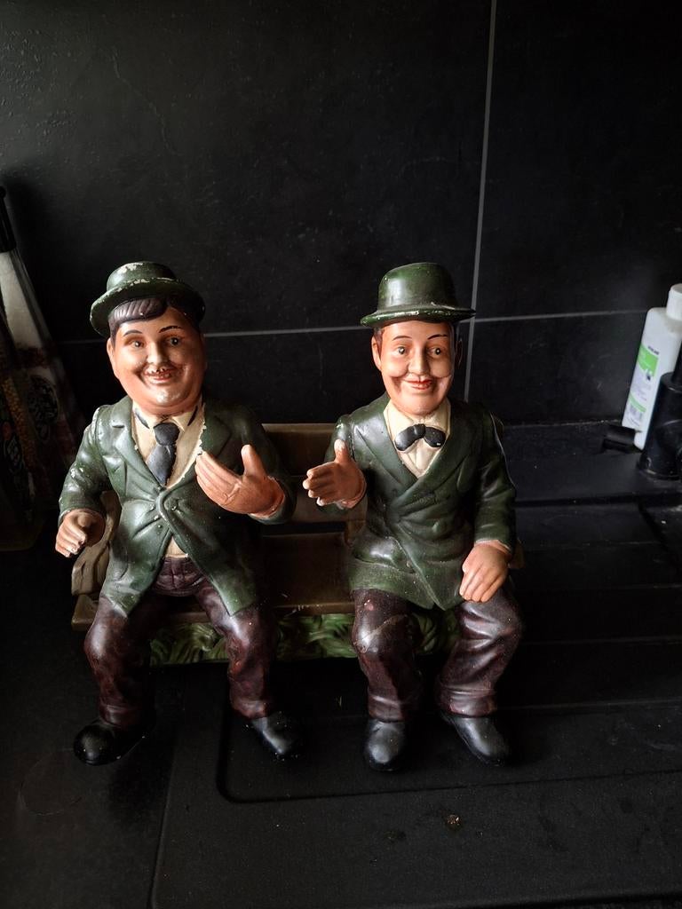 Beeld Laurel en Hardy op bankje, Antiek en Kunst, Groep mensen, Minder dan 20 cm, Ophalen of Verzenden, Overige materialen