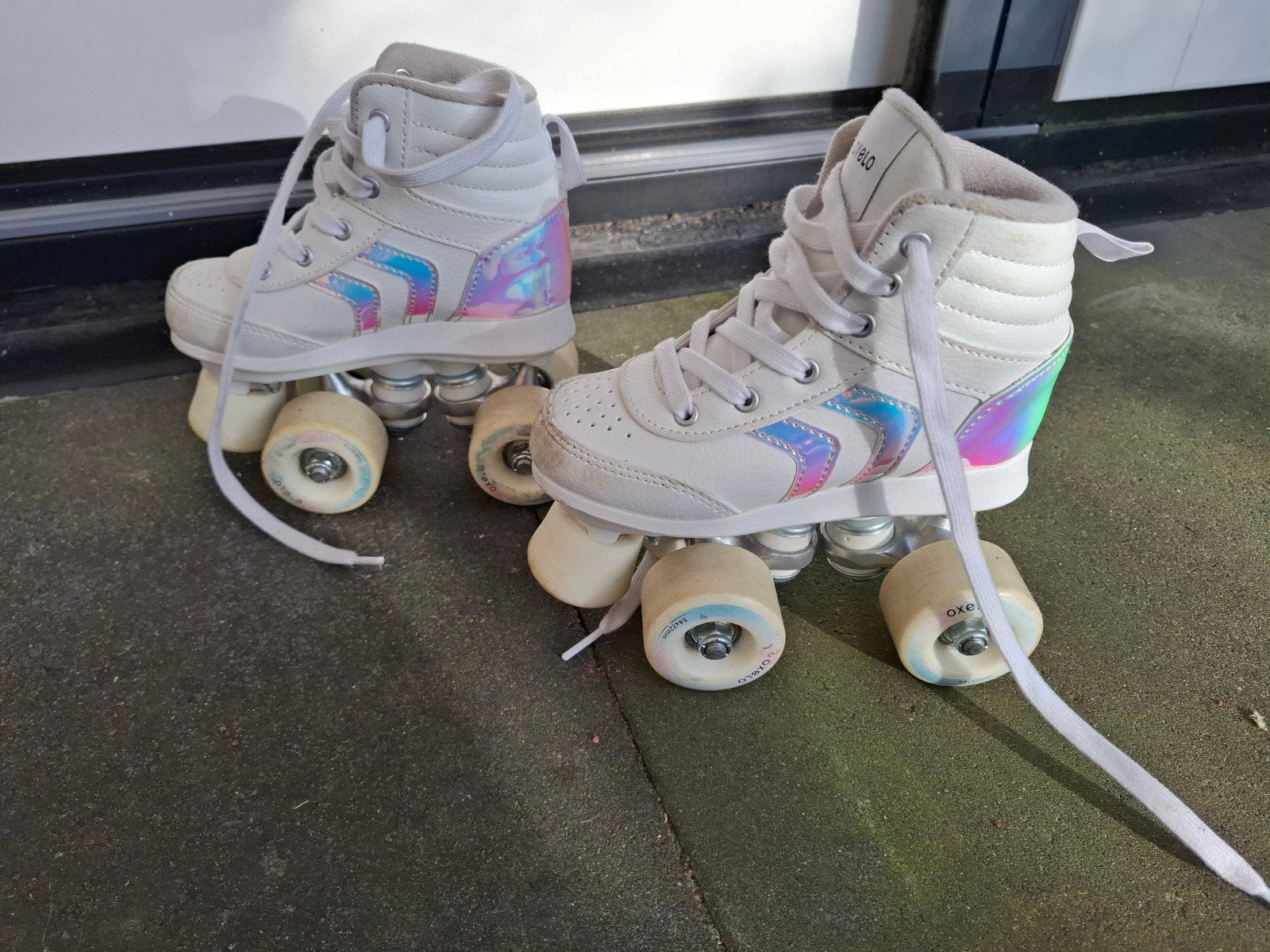 Oxelo rolschaatsen, maat 30, wit met regenboogdetails, Sport en Fitness, Schaatsen, Ophalen, Zo goed als nieuw, Overige typen