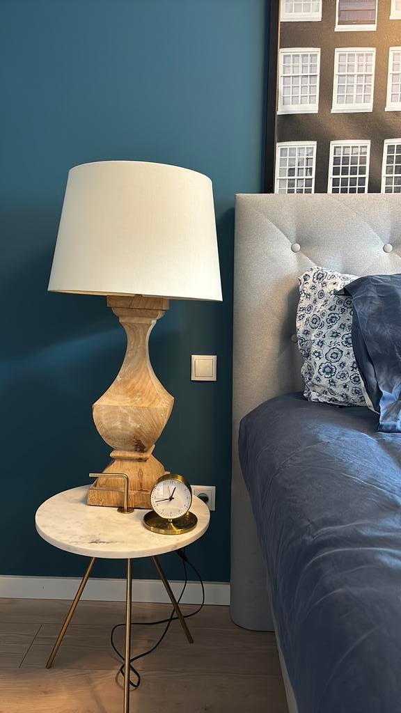 landelijke tafellamp met een houten voet + witte stoffen kap, Huis en Inrichting, Lampen | Tafellampen, Ophalen, Zo goed als nieuw