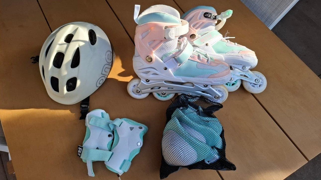Complete set: verstelbare skeelers, helm en beschermers, Kinderen en Baby's, Speelgoed | Buiten | Rolschaatsen, Ophalen of Verzenden