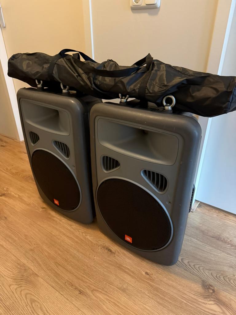2 x jbl eon 15 actieve speakers met standaards, Audio, Tv en Foto, Luidsprekers, Ophalen, JBL, Zo goed als nieuw, 120 watt of meer