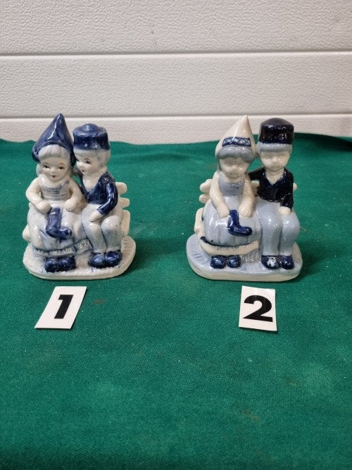 beeld delfts stel op bankje ( linker is verkocht), Verzamelen, Beelden en Beeldjes, Ophalen of Verzenden