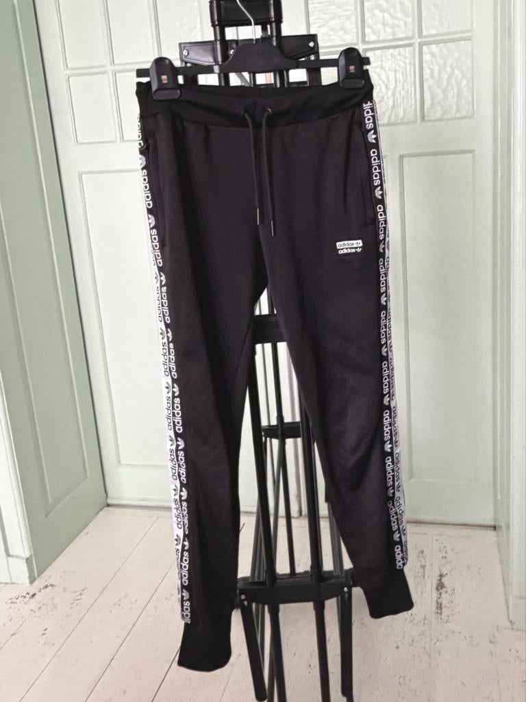 Zwarte Adidas trainingsbroek maat S logo tape, Kleding | Dames, Zwart, Ophalen of Verzenden, Maat 36 (S), Lang