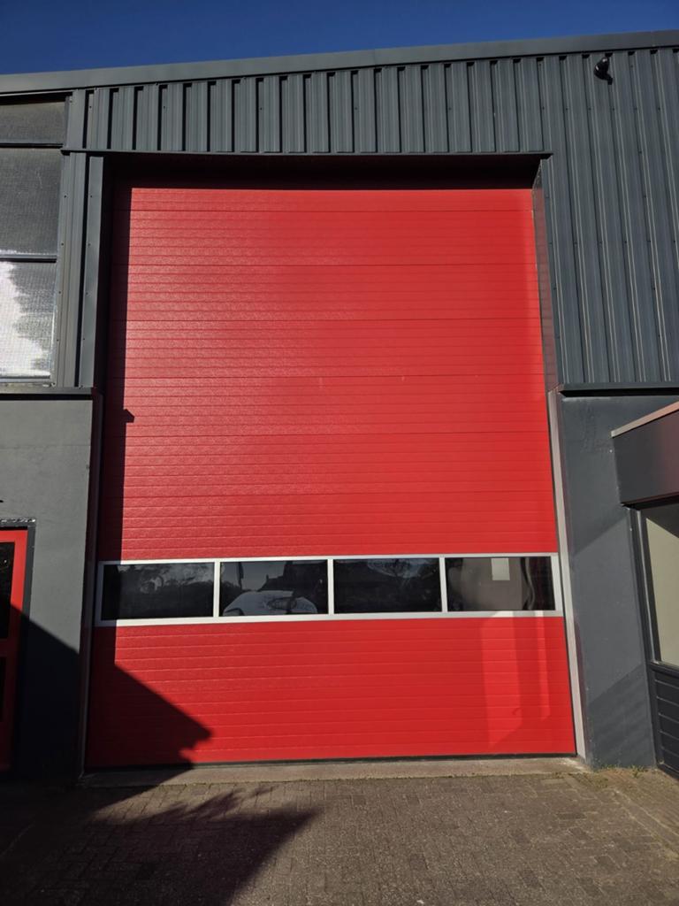 Sectionaaldeur 4500x5980 bxh met elektrische bediening, Garagedeur, Ophalen of Verzenden, Zo goed als nieuw, Metaal
