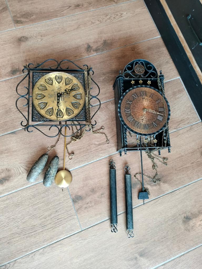 twee ijzerklokken met koper wijzerplaat, Ophalen of Verzenden