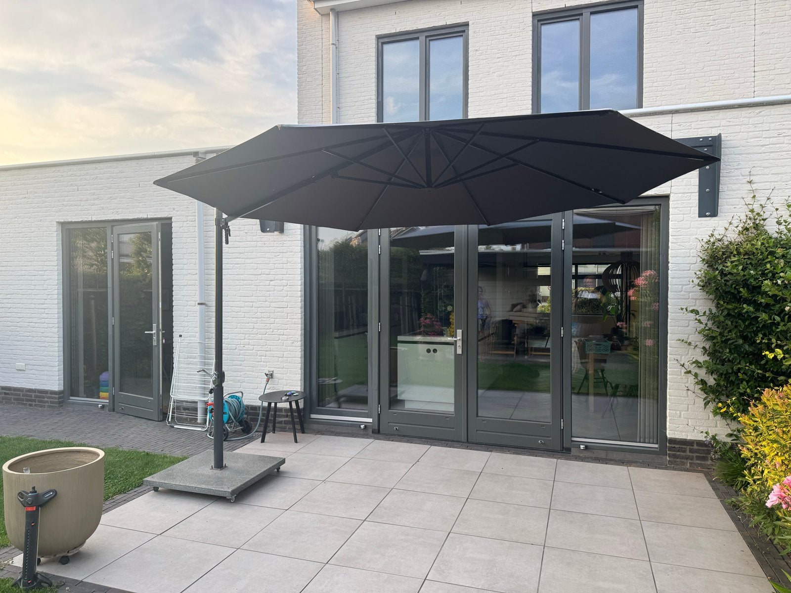 Zweefparasol Bois Le Duc - Zo goed als nieuw, Ophalen, Kantelbaar, 2 tot 3 meter, Zweefparasol