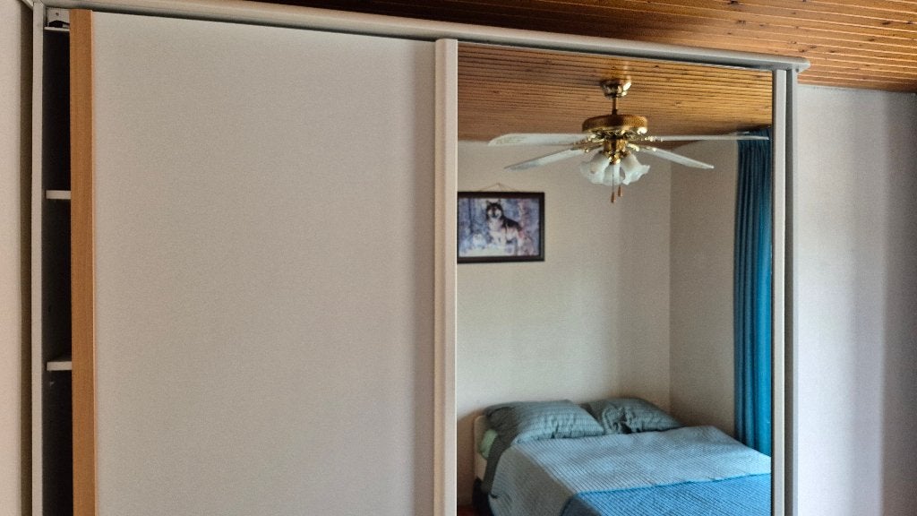 Kledingkast met spiegel en schuifdeuren, Huis en Inrichting, Kasten | Kledingkasten, Ophalen, Gebruikt, 200 cm of meer, Met plank(en)