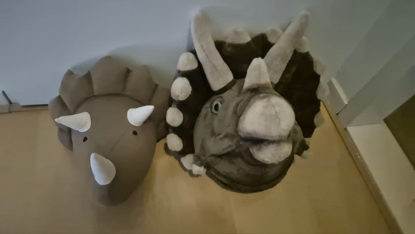 Triceratops Dinosaurus Knuffel Muurdecoratie, Gebruikt, Dinosaurus, Grijs, Ophalen of Verzenden