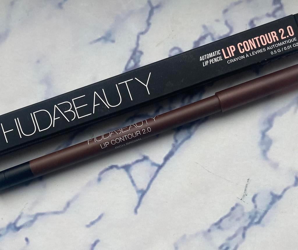 HUDA BEAUTY LIP CONTOUR 2.0 RICH BROWN, Verzenden, Zo goed als nieuw, Bruin, Lippen