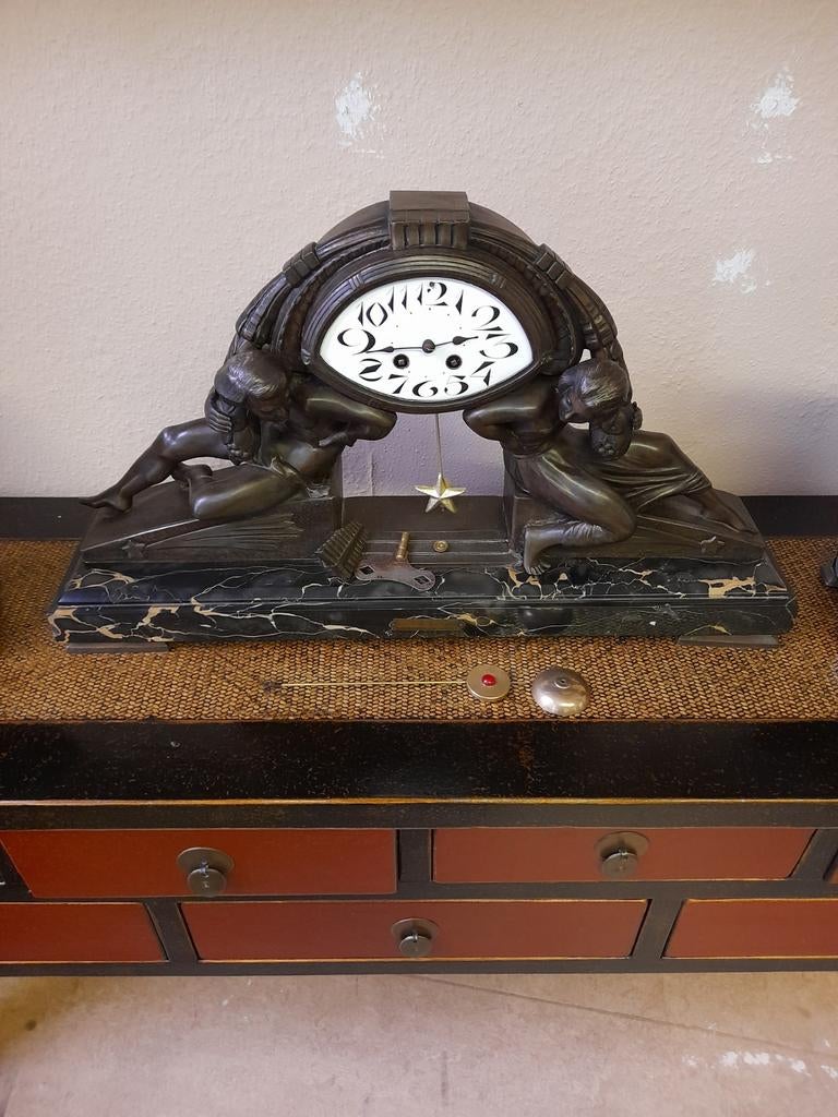 Bronzen pendule met marmeren voetstuk, Ophalen of Verzenden