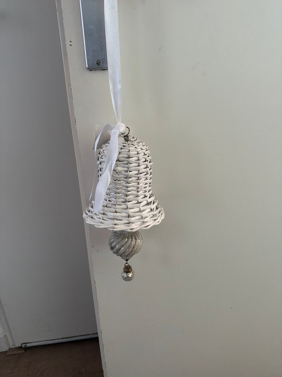 Witte rieten kerstbel met glazen ornament, Ophalen of Verzenden, Natuurlijk materiaal, Wit, Landelijk