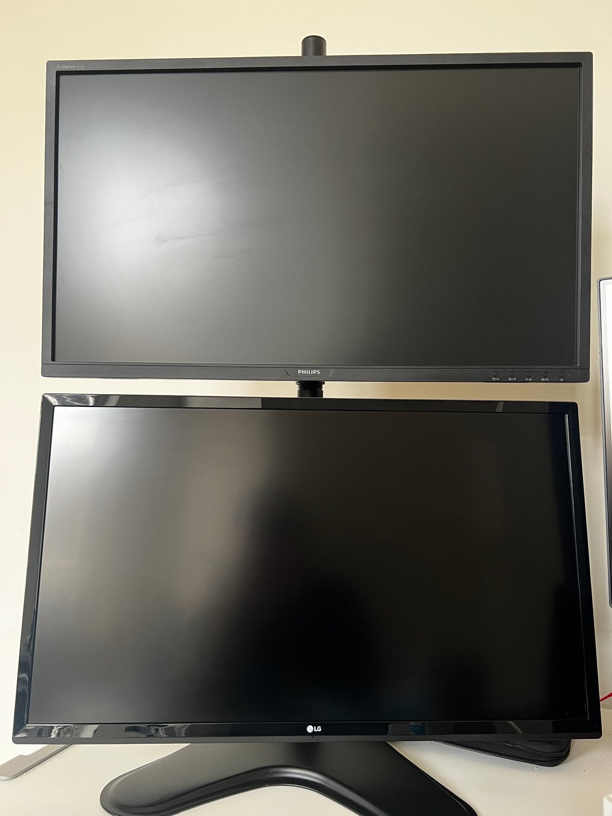 One 4K and one 2k screens 27’ with stand - Ophalen, Computers en Software, Monitoren, Ophalen, Gebruikt, Ultra HD (4K), In hoogte verstelbaar