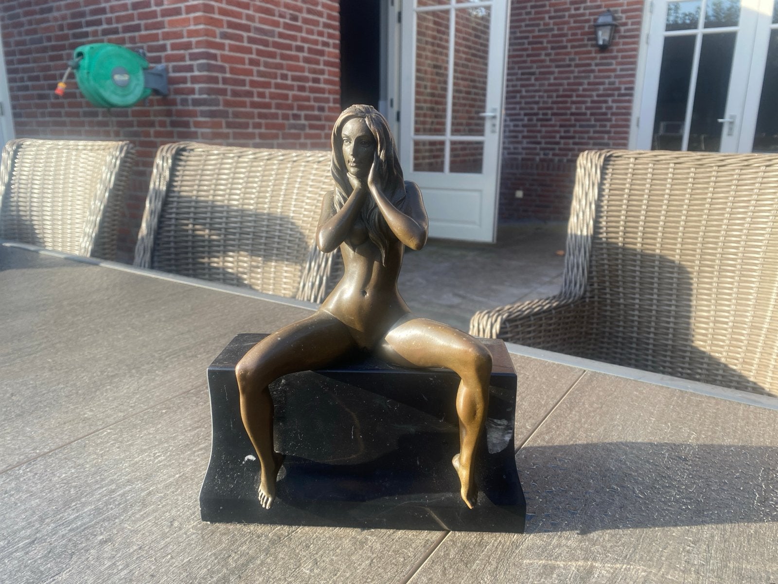 Bronzen beeld van een zittende vrouw op marmeren sokkel, Ophalen of Verzenden, Brons, Beeld, Bruin