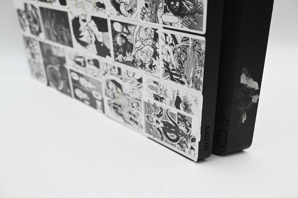 PS4 Slim 500GB - Naruto Skin Black & White, Gebruikt, Vanaf 18 jaar, Sony Interactive Entertainment Europe Ltd, 10 Great Marlborough Street, London, W1F 7LP, UK