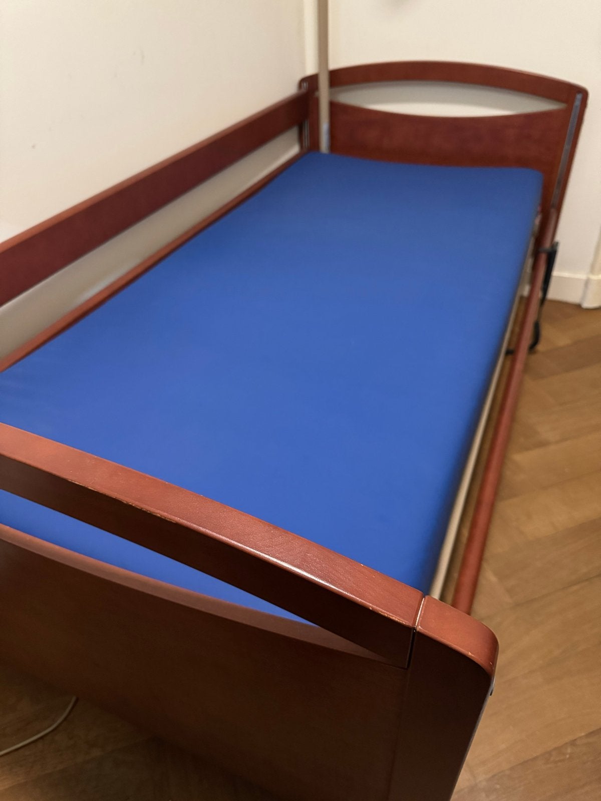 Eenpersoons verpleegbed en decibitus zorgmatras en papegaai, Ophalen, 90 cm, Eenpersoons, Bruin