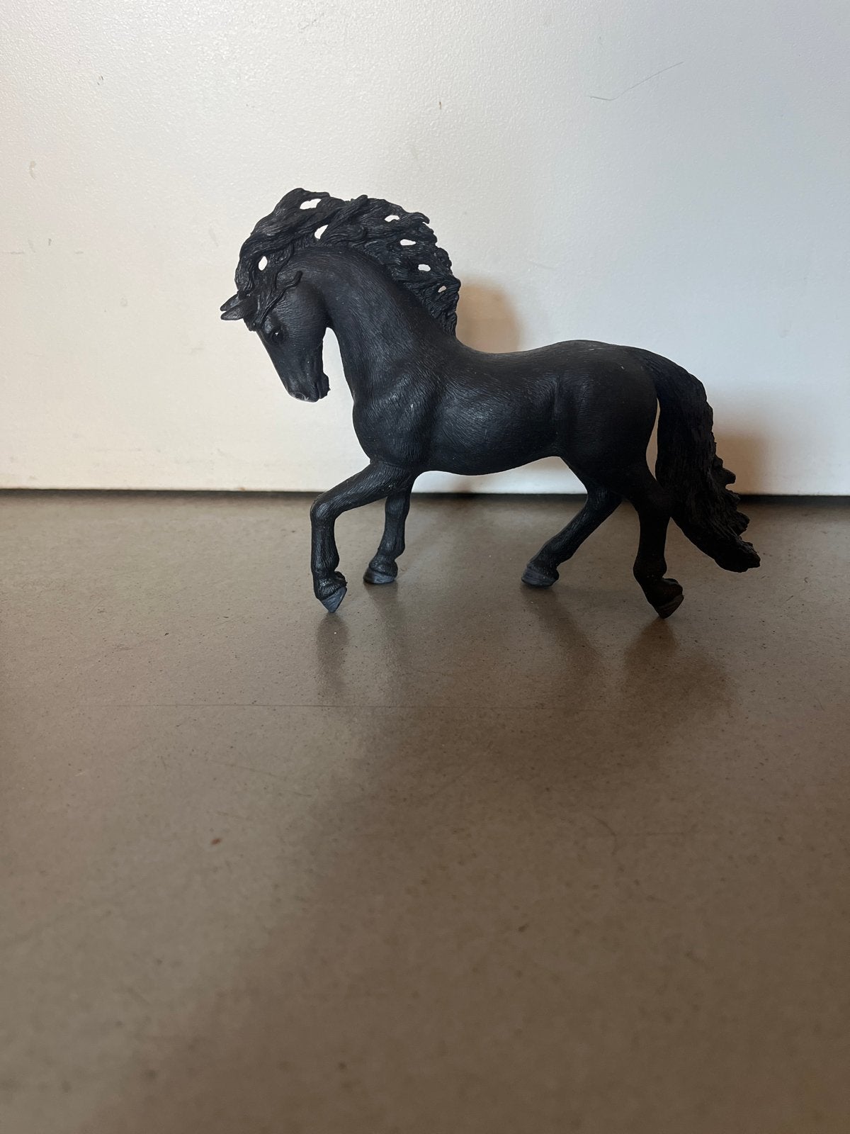 Schleich Friese Hengst Speelfiguur - Zwart Paard, Ophalen of Verzenden, Zo goed als nieuw