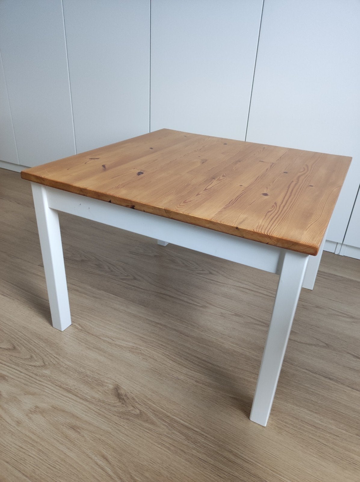 Houten salontafel met wit onderstel, Ophalen, 50 tot 100 cm, Modern, Scandinavisch, 50 tot 100 cm