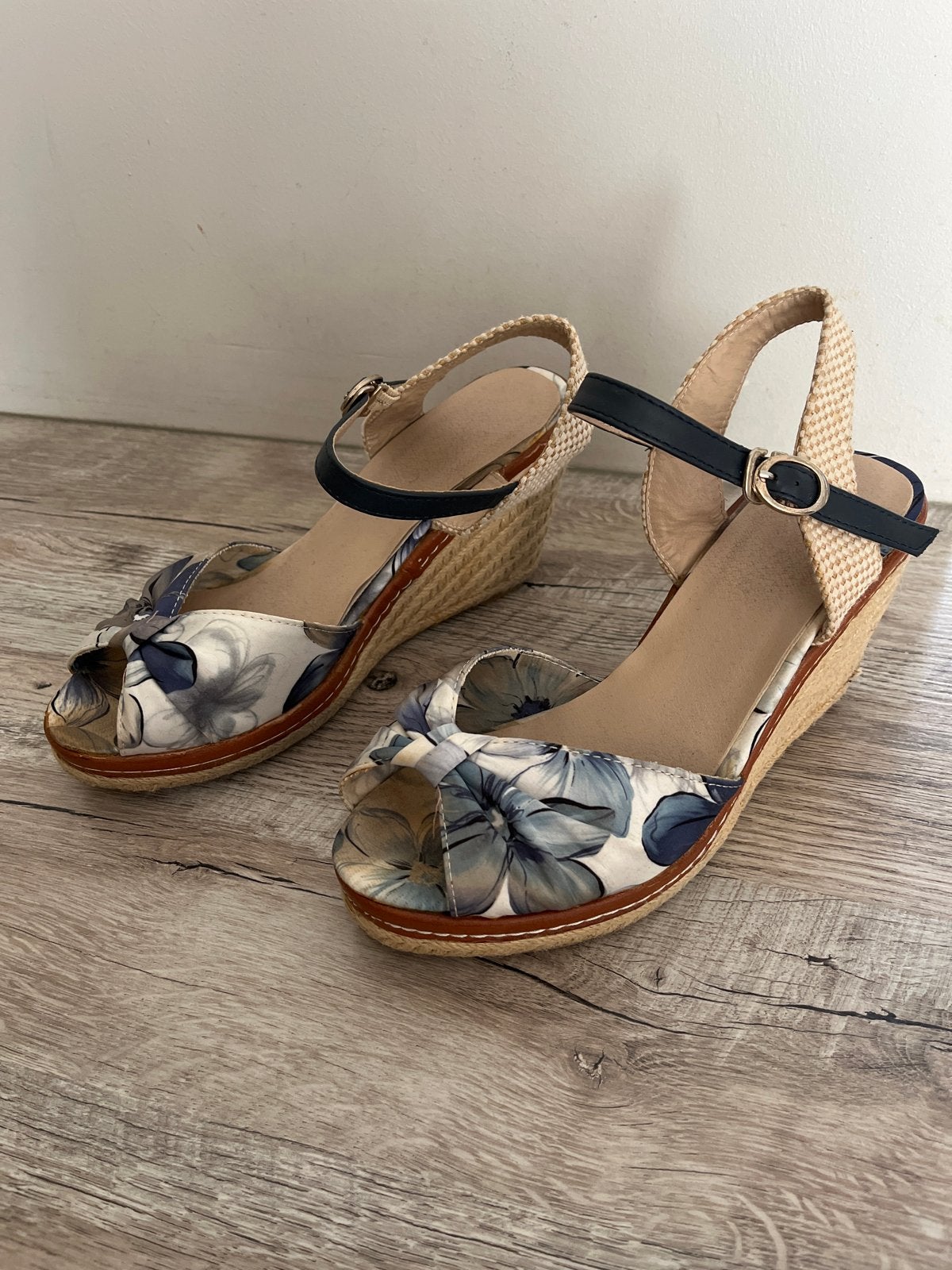 Sandalen met sleehak en bloemenprint maat 39, Blauw, Gedragen, Sandalen of Muiltjes, Ophalen of Verzenden