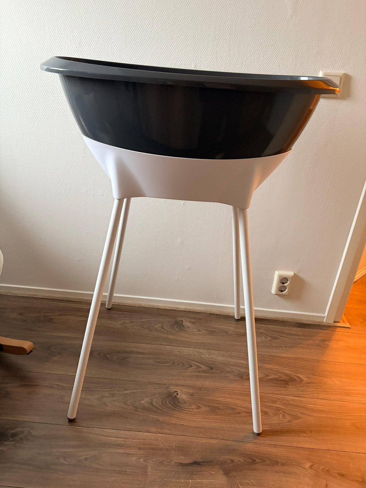 Nieuw Luma babybad Dark Grey / Wit + standaard + afvoerslang, Overige merken, Nieuw, Ophalen of Verzenden, Badje