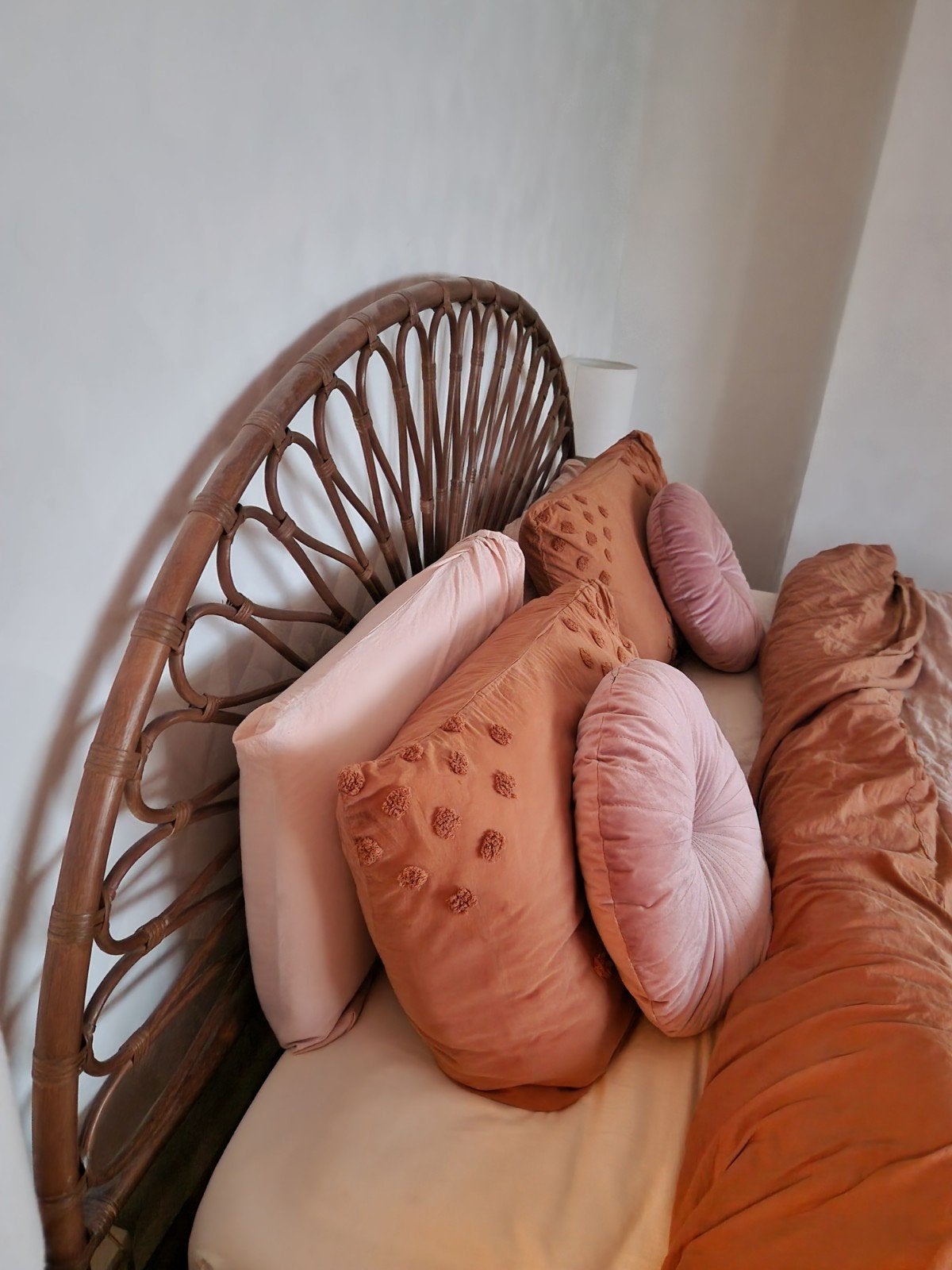 Rotan hoofdbord bed 180x200 cm, Huis en Inrichting, Slaapkamer | Bedden, Ophalen, Tweepersoons, Zo goed als nieuw, 180 cm