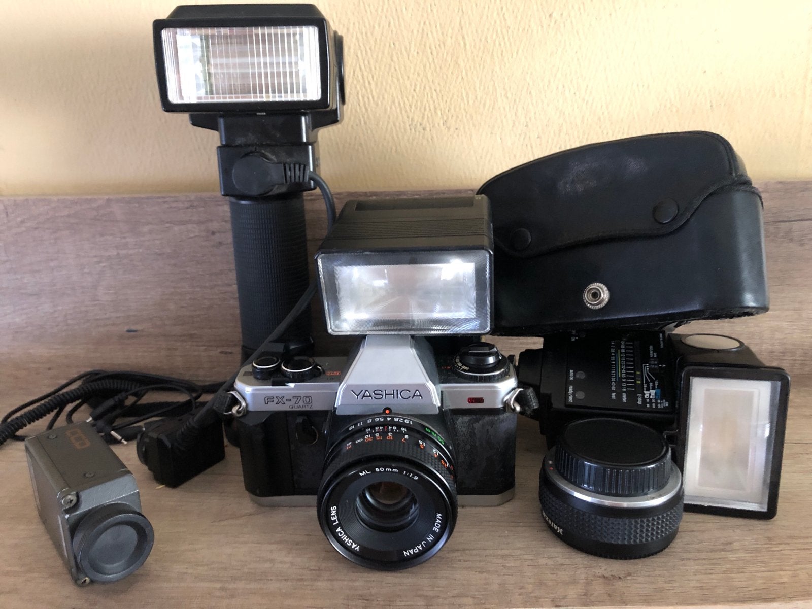 Yashica FX-70 Quartz analoge fotografieset met 3 flitsers, Ophalen of Verzenden, Gebruikt, Spiegelreflex, Overige Merken