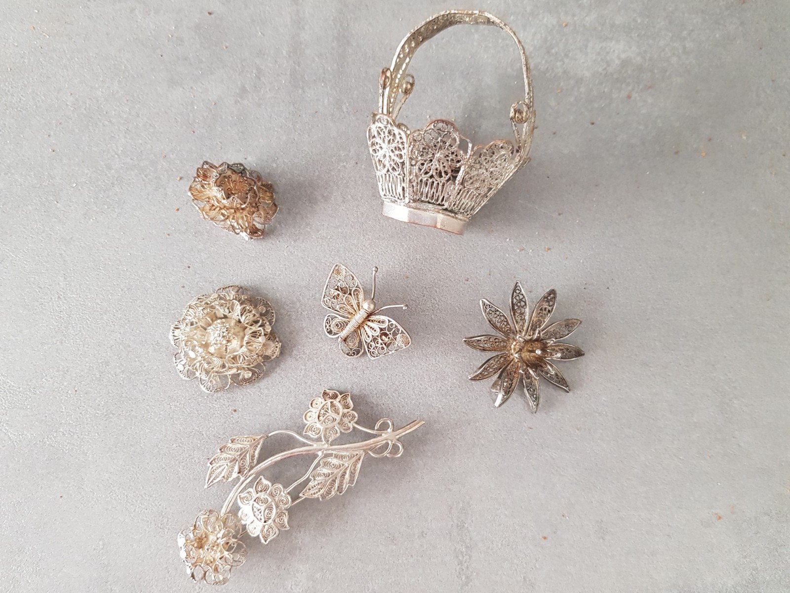 Filigrain broches en mandje, 4 tot 7 cm, Gebruikt, Ophalen of Verzenden, Zilver